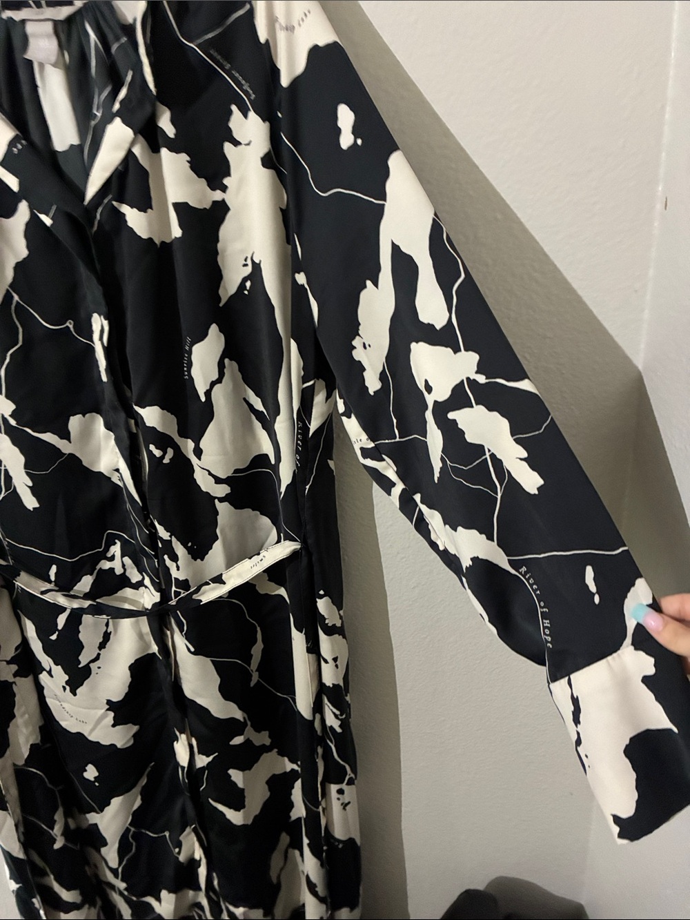 H&M Abstract Print Tie Belt Long Sleeve Shirt Dress - Picture 4 of 9